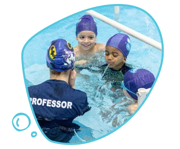 Professor de natação ensinando crianças a boiar