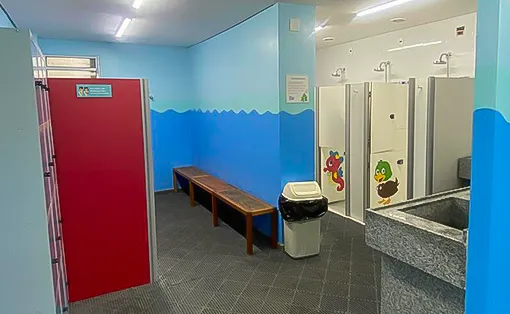 Área de vestiário da Bloop! Kids Natação de Moema