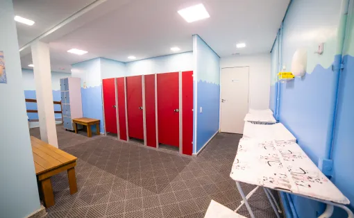 Área de vestiário da Bloop! Kids Natação de Perdizes